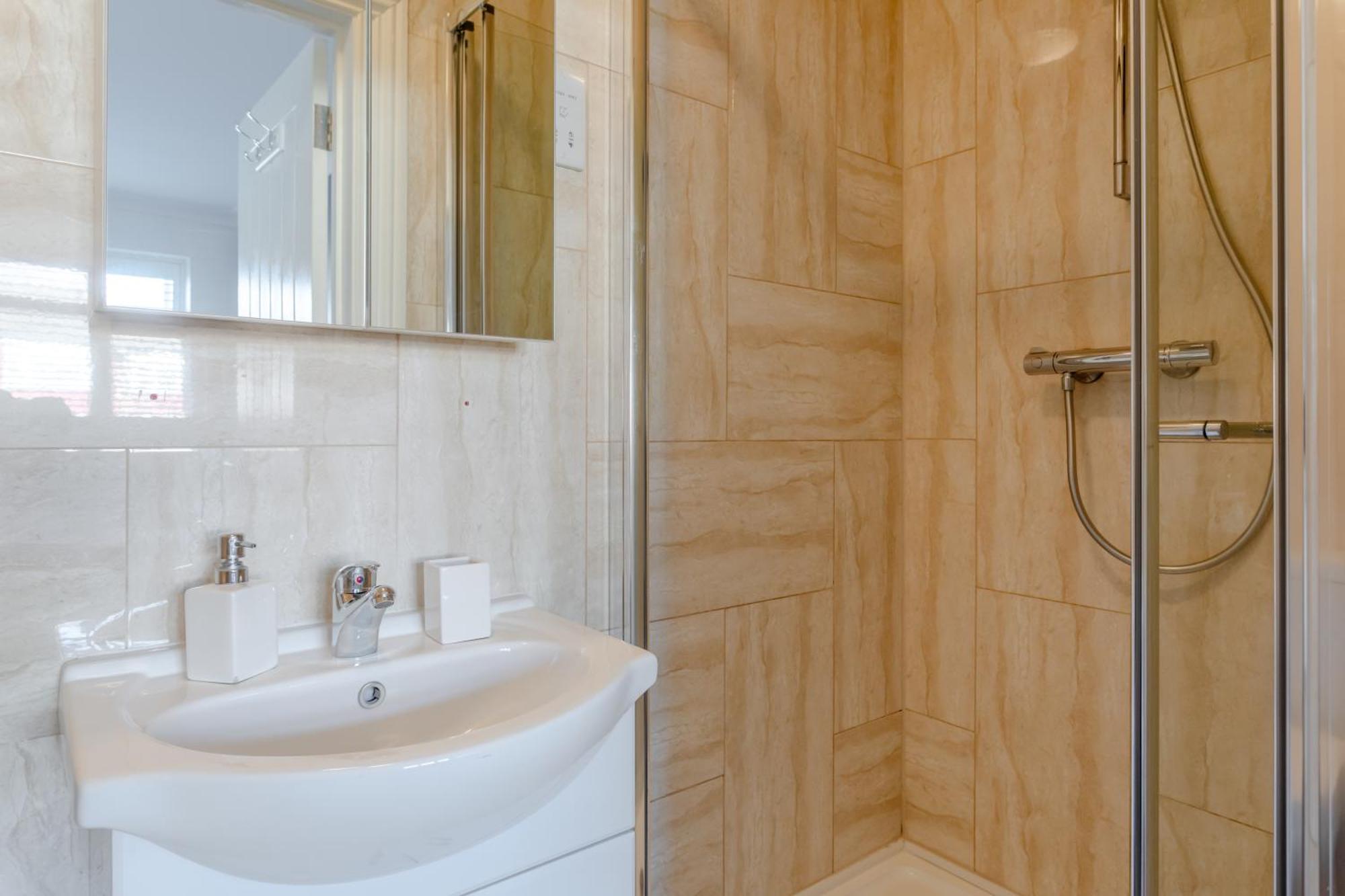 Apple House Wembley Hotel Barnet Bagian luar foto