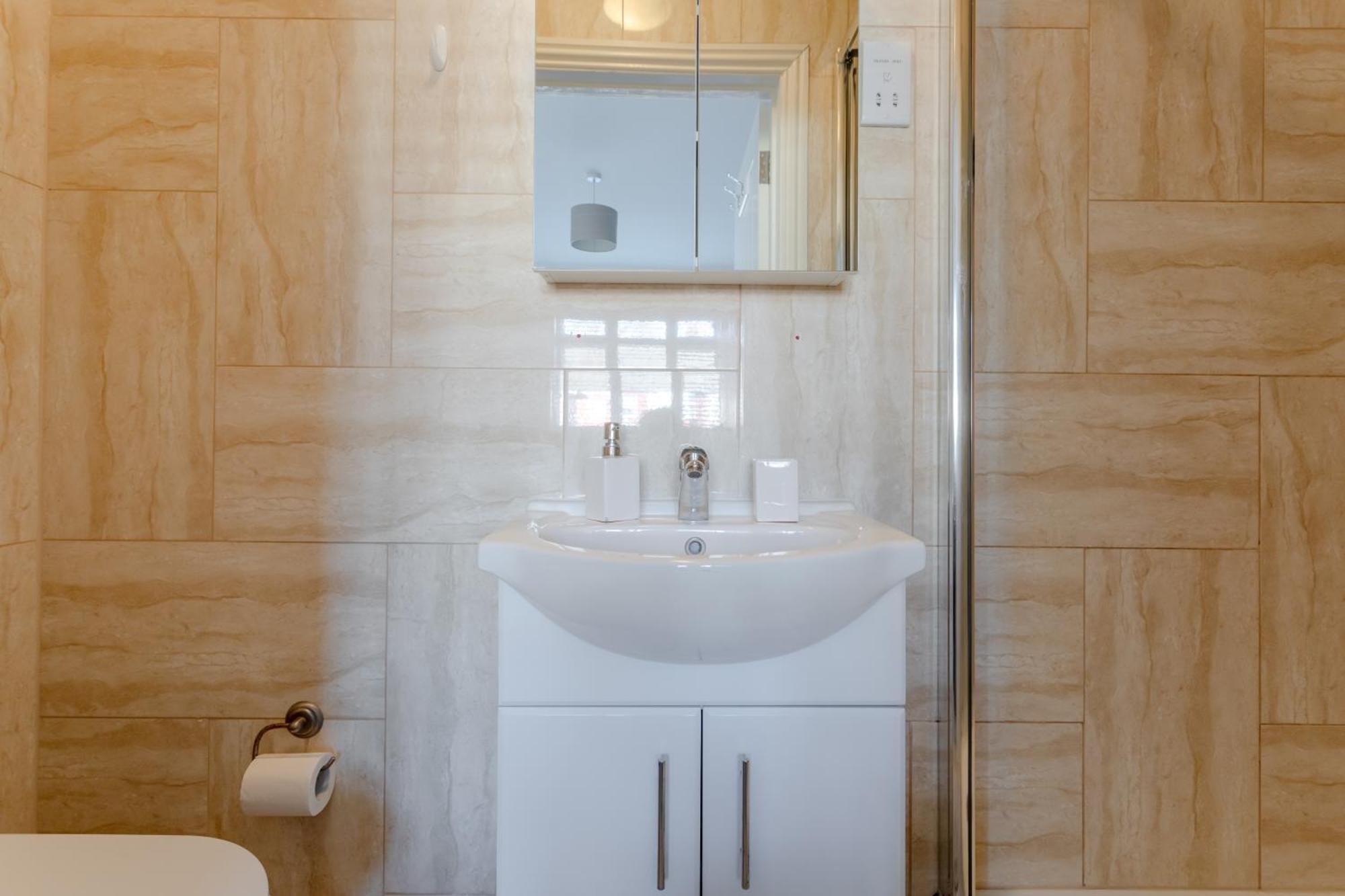 Apple House Wembley Hotel Barnet Bagian luar foto