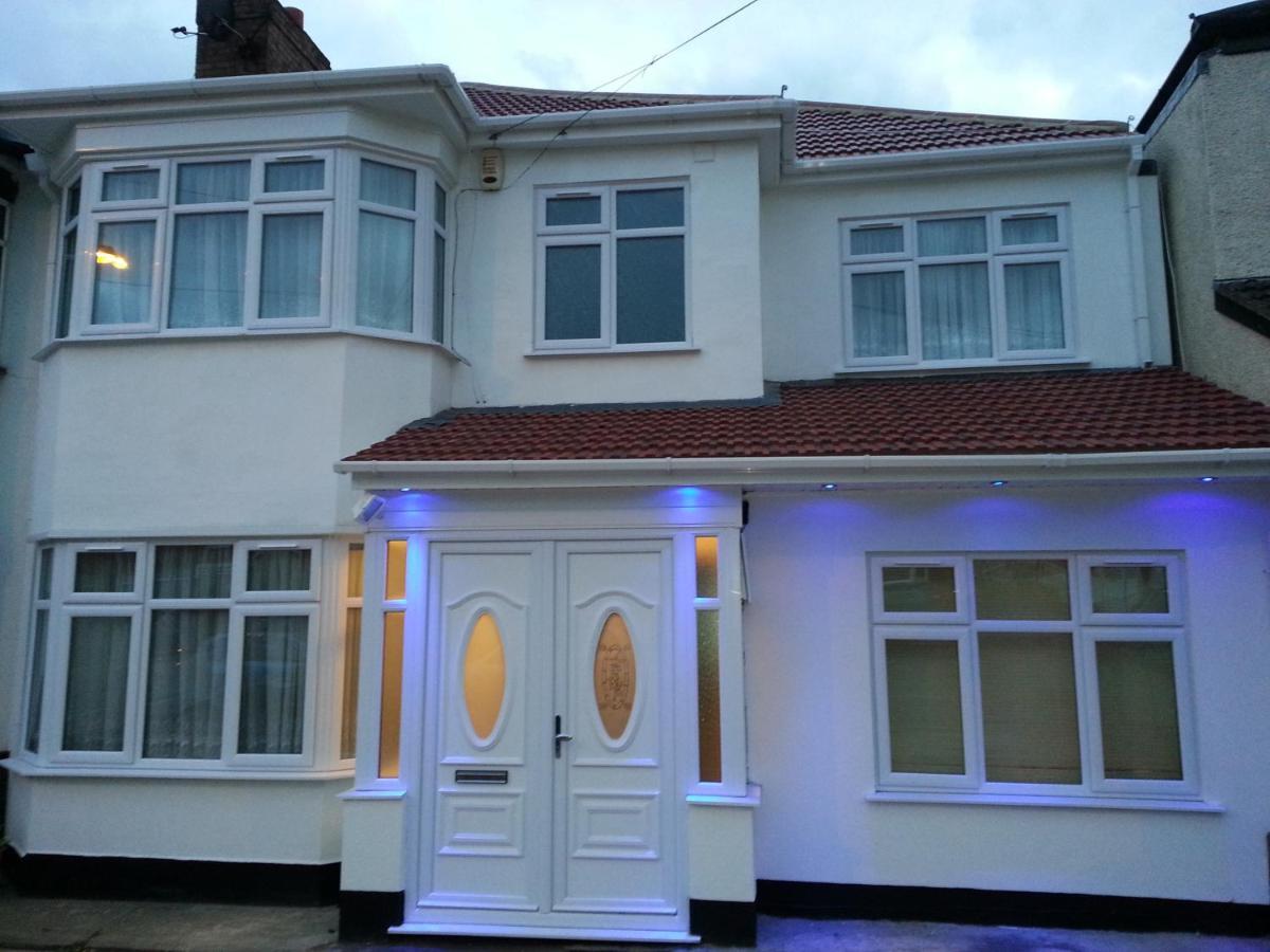 Apple House Wembley Hotel Barnet Bagian luar foto